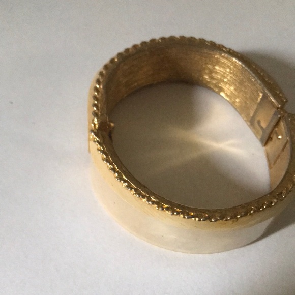 Elegant Gold and Cream Mop Bracelet - Picture 3 of 3